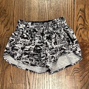 Lululemon Tracker 3” Short size 6